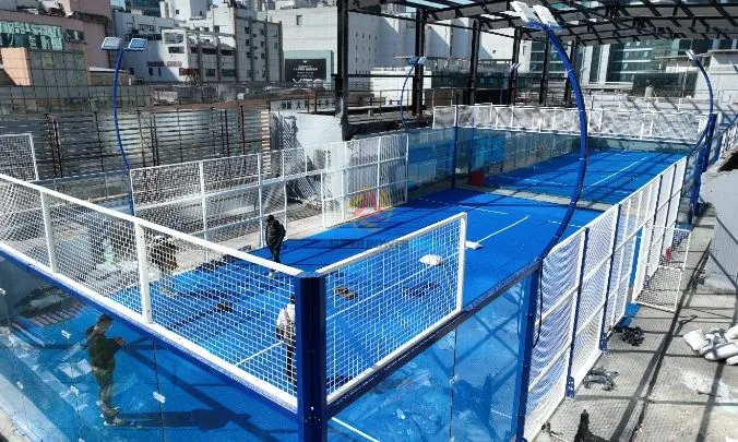 What is the difference between a panoramic padel court and a standard court?