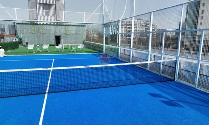 What is the difference between a panoramic padel court and a standard court?